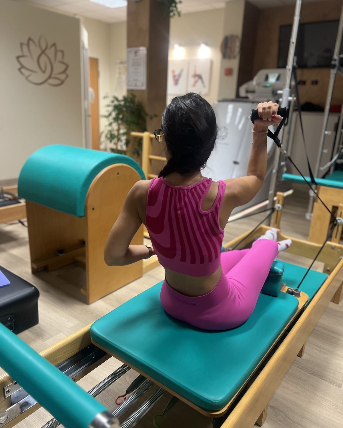 Un'allieva al lavoro sul reformer